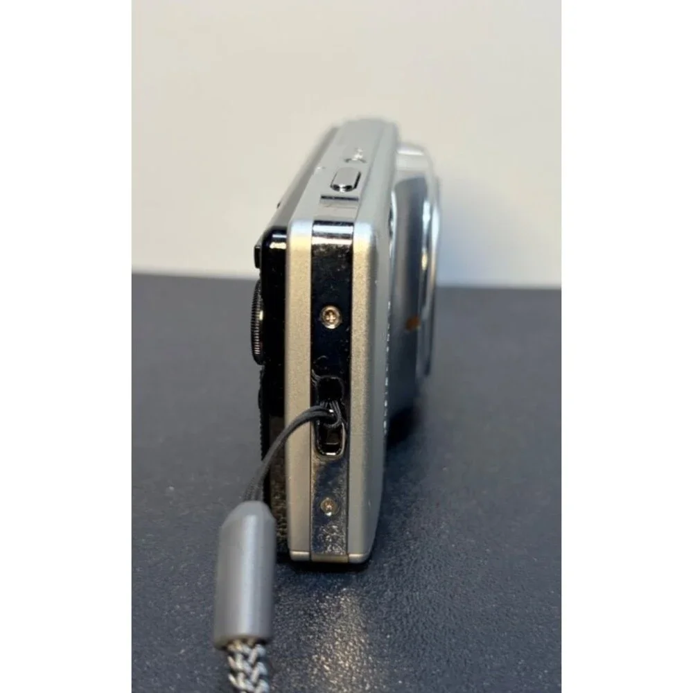 Olympus Stylus 7010 12.0MP Digital Camera Silver Point Shoot w/Batt & charger
